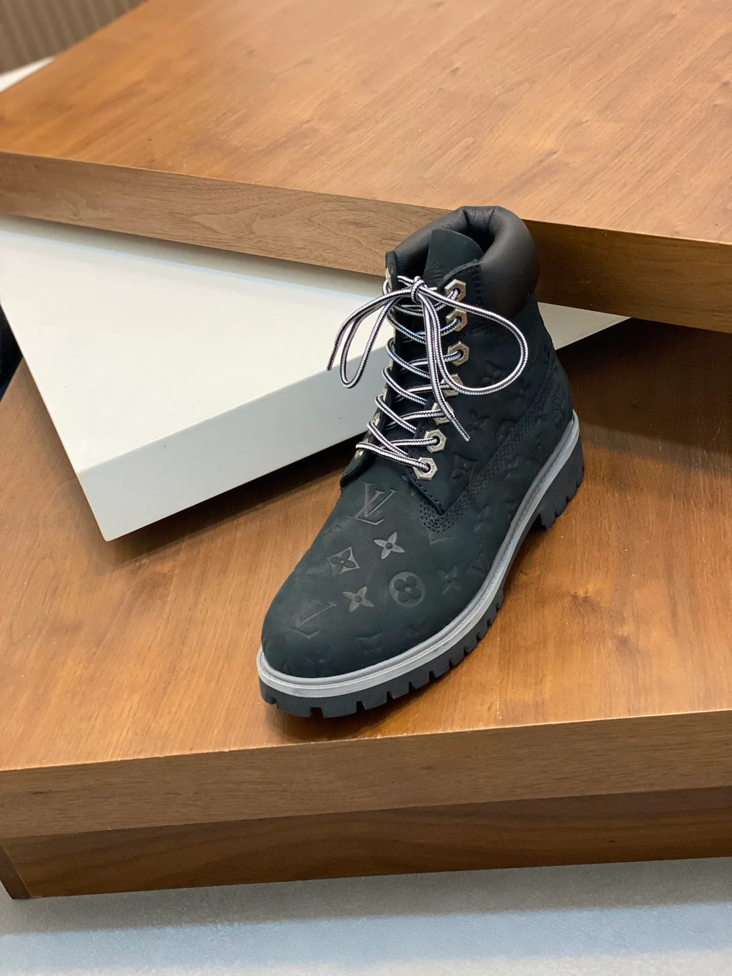 Men's shoes 💰💰760 Loui* Vuitto* x Timberlan* co-branded presbyopic rhubarb boots, ankle boots, short boots, LV x Timberland ankle boots are made of Monogram embossed waterproof nubuck cow leather, relying on the brand's exquisite craftsmanship to carefully reshape the classic Timberland 6-inch boot shape in Italy, making an eye-catching appearance in American workwear style. Created by Pharrell Williams 2025 autumn and winter menswear show. The Monogram embossed tongue, original Timberland laces and outsole are exquisite details, the leather label expresses the cooperation logo, and the delivery counter is exquisitely packaged! ▪️Size: Women's 35-40 (customized in 40) ▪️Size: Men's 39-46 (45/46 customized)